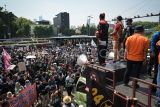 Sejumlah pengunjuk rasa dari berbagai elemen menyampaikan aspirasinya di depan kompleks Parlemen, tepi Jalan S. Parman, Senayan, Jakarta, Kamis (22/8/2024). Aksi tersebut sebagai bentuk penolakan terhadap revisi Undang-Undang Pemilihan Kepala Daerah (UU Pilkada) yang dianggap sebagai ancaman terhadap demokrasi. ANTARA FOTO/Fauzan/tom.