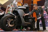 Pengunjung melihat produk motor listrik Evits karya Institut Teknologi Sepuluh Nopember (ITS) di salah satu stan pameran saat pembukaan Festival Industri Jawa Timur di Surabaya, Jawa Timur, Kamis (22/8/2024). Festival yang mengusung tema Green Industry: Key Towards East Java's Green Economy Development tersebut diharapkan dapat mempercepat pertumbuhan industri hijau di Jawa Timur. ANTARA Jatim/Moch Asim/um.