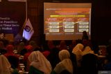 Peserta mengikuti Sosialisasi dan Pendidikan Pemilih segmen pemilih perempuan dalam Pilkada di Kota Madiun, Jawa Timur, Kamis (22/8/2024). Sosialisasi yang digelar KPU Kota Madiun tersebut diikuti oleh 75 peserta perwakilan dari 15 organisasi perempuan, antara lain Persatuan Isteri Tentara (Persit) Chandra Kirana, Persatuan Isteri Anggota TNI AU (PIA) Ardhya Garini, Bhayangkari, Gabungan Organisasi Wanita (GOW), PKK, Dharma Wanita; Fatayat NU dimaksudkan untuk meningkatkan pertisipasi perempuan dalam Pilkada 2024. Antara Jatim/Siswowidodo/mas.