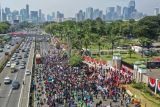 Foto udara massa aksi saat berunjuk rasa menolak pengesahan Revisi UU Pilkada di depan Gedung DPR, Jakarta, Kamis (22/8/2024). Unjuk rasa tersebut merupakan bagian dari gerakan peringatan darurat Indonesia yang viral di media sosial setelah DPR bermanuver mengabaikan putusan MK. ANTARA FOTO/Galih Pradipta/tom.