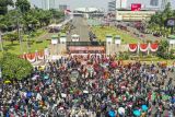 Foto udara massa aksi saat berunjuk rasa menolak pengesahan Revisi UU Pilkada di depan Gedung DPR, Jakarta, Kamis (22/8/2024). Unjuk rasa tersebut merupakan bagian dari gerakan peringatan darurat Indonesia yang viral di media sosial setelah DPR bermanuver mengabaikan putusan MK. ANTARA FOTO/Galih Pradipta/tom.