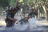 Prajurit Korps Marinir melewati rintangan kolam saat ajang ketangkasan halang rintang di Lapangan HR Kesatrian Marinir R Suhadi Gedangan, Sidoarjo, Jawa Timur, Jumat (23/8/2024). Lomba halang rintang tersebut untuk mengetahui capaian waktu maksimal dan sebagai tolak ukur keberhasilan dalam pembinaan satuan guna menghadapi perlombaan Binsat Kormar TA. 2024 mendatang. Antara Jatim/Umarul Faruq/mas