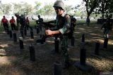 Prajurit Korps Marinir melewati rintangan kawat saat ajang ketangkasan halang rintang di Lapangan HR Kesatrian Marinir R Suhadi Gedangan, Sidoarjo, Jawa Timur, Jumat (23/8/2024). Lomba halang rintang tersebut untuk mengetahui capaian waktu maksimal dan sebagai tolak ukur keberhasilan dalam pembinaan satuan guna menghadapi perlombaan Binsat Kormar TA. 2024 mendatang. Antara Jatim/Umarul Faruq/mas