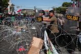 Sejumlah anggota Polri bersiaga mengamankan unjuk rasa di depan gedung DPRD Jawa Timur, Surabaya, Jawa Timur, Jumat (23/8/2024). Aksi yang dilakukan sejumlah mahasiswa dari berbagai perguruan tinggi itu untuk mengawal putusan Mahkamah Konstitusi (MK) dan menolak revisi Undang-undang tentang Pemilihan Kepala Daerah (Pilkada) 2024. Antara Jatim/Didik Suhartono/um 