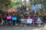 Sejumlah pendemo melakukan unjuk rasa di depan gedung DPRD Kota Malang, Jawa Timur, Jumat (23/8/2024). Aksi yang dilakukan sekitar tiga ribu pengunjuk rasa gabungan mahasiswa dari berbagai perguruan tinggi dan pekerja itu untuk mengawal putusan Mahkamah Konstitusi (MK), menolak revisi UU Pilkada 2024 dan menuntut tragedi Kanjuruhan. Antara Jatim/Muhammad Mada/um