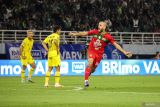 Pesepak bola Persebaya Surabaya Mohammed Rashid (kanan) berselebrasi usai mencetak gol ke gawang Barito Putera pada pertandingan BRI Liga 1 di Stadion Gelora Bung Tomo, Surabaya, Jawa Timur, Jumat (23/8/2024). Persebaya menang atas Barito Putera dengan skor 2-1. Antara Jatim/Rizal Hanafi/um