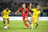 Pesepak bola Persebaya Surabaya Mohammed Rashid (tengah) melewati hadangan pesepak bola Barito Putera Eksel Timothy (kanan) pada pertandingan BRI Liga 1 di Stadion Gelora Bung Tomo, Surabaya, Jawa Timur, Jumat (23/8/2024). Persebaya menang atas Barito Putera dengan skor 2-1. Antara Jatim/Rizal Hanafi/um