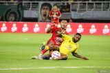 Pesepak bola Persebaya Surabaya Ardi Idrus (kiri) berebut bola dengan pesepak bola Barito Putera Levy Madinda (kanan) pada pertandingan BRI Liga 1 di Stadion Gelora Bung Tomo, Surabaya, Jawa Timur, Jumat (23/8/2024). Persebaya menang atas Barito Putera dengan skor 2-1. Antara Jatim/Rizal Hanafi/um