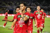 Pesepak bola Persebaya Surabaya Bruno Moreira (kedua kanan) berselebrasi bersama rekan setimnya usai mencetak gol ke gawang Barito Putera pada pertandingan BRI Liga 1 di Stadion Gelora Bung Tomo, Surabaya, Jawa Timur, Jumat (23/8/2024). Persebaya menang atas Barito Putera dengan skor 2-1. Antara Jatim/Rizal Hanafi/um