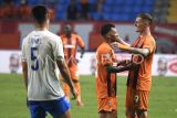 Pesepak bola Borneo FC Samarinda Leo Gaucho (kanan) berbincang dengan rekannya Stefano Lilipaly (kedua kanan) usai melawan Lion City Sailors asal Singapura dalam pertandingan Grup B Asean Club Championship 2024-2025 di Stadion Batakan, Balikpapan, Kalimantan Timur, Kamis (22/8/2024). Borneo FC Samarinda menang dengan skor akhir 3-0. (Antara Kaltim/M Risyal Hidayat)