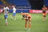 Pesepak bola Borneo FC Samarinda Leo Gaucho (tengah) berselebrasi usai mencetak gol ke gawang Lion City Sailors asal Singapura dalam pertandingan Grup B Asean Club Championship 2024-2025 di Stadion Batakan, Balikpapan, Kalimantan Timur, Kamis (22/8/2024). Borneo FC Samarinda menang dengan skor akhir 3-0. Antara Kaltim/M Risyal Hidayat