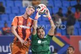 Pesepak bola Borneo FC Samarinda Leo Gaucho (kiri) berusaha menyundul bola yang ditangkap penjaga gawang Lion City Sailors asal Singapura Mohamad Izwan Bin Mahbud (kanan) dalam pertandingan Grup B Asean Club Championship 2024-2025 di Stadion Batakan, Balikpapan, Kalimantan Timur, Kamis (22/8/2024). Borneo FC Samarinda menang dengan skor akhir 3-0. Antara Kaltim/M Risyal Hidayat