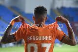 Pesepak bola Borneo FC Samarinda Rosebergne da Silva Berguinho menunjukkan nama di bajunya usai mencetak gol ke gawang Lion City Sailors asal Singapura dalam pertandingan Grup B Asean Club Championship 2024-2025 di Stadion Batakan, Balikpapan, Kalimantan Timur, Kamis (22/8/2024). Antara Kaltim/M Risyal Hidayat