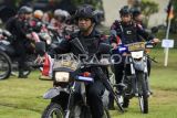 Personel Satbrimob Polda mengendarai sepeda motornya usai mengikuti gelar pasukan Operasi Mantap Praja Mahakam 2024 di Lapangan Brimob Polda M. Jasin, Balikpapan, Kalimantan Timur, Jumat (23/8/2024). Kegiatan yang diikuti sebanyak 6.284 personel gabungan TNI-Polri hingga instansi terkait tersebut digelar dalam rangka pengamanan Pilkada serentak tahun 2024 di wilayah Provinsi Kalimantan Timur. Antara Kaltim/M Risyal Hidayat