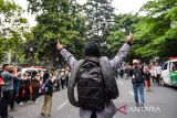 Massa yang tergabung dalam BEM Seluruh Indonesia Jawa Barat membawa ban bekas saat melakukan unjuk rasa di depan Gedung DPRD Jawa Barat, Bandung, Jawa Barat, Jumat (23/8/2024). Aksi yang diikuti oleh mahasiswa dari berbagai kampus di Jawa Barat tersebut ditujukan untuk mengawal putusan Mahkamah Konstitusi (MK) terkait ambang batas pencalonan pilkada serta menolak RUU Pilkada oleh DPR. ANTARA FOTO/Raisan Al Farisi/agr