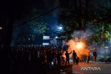 Massa yang tergabung dalam BEM Seluruh Indonesia Jawa Barat menyalakan suar saat berunjuk rasa di depan Gedung DPRD Jawa Barat, Bandung, Jawa Barat, Jumat (23/8/2024). Aksi kawal putusan Mahkamah Konstitusi (MK) terkait ambang batas pencalonan dalam pilkada serta tolak RUU Pilkada tersebut berakhir dengan gesekan antara mahasiswa dan polisi. ANTARA FOTO/Raisan Al Farisi/agr