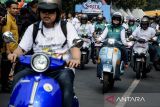 Peserta mengendarai motor listrik untuk mengikuti konvoi motor listrik saat acara West Java Festival 2024 di Gedung Sate, Bandung, Jawa Barat, Jumat (23/8/2024). Pemerintah Provinsi Jawa Barat menggelar konvoi motor listrik pada acara West Java Festival 2024 sebagai bagian kampanye mendukung program Percepatan Program Kendaraan Bermotor Listrik Berbasis Baterai (KBLBB) dengan tema Jabar Berseri Tanpa Emisi. ANTARA FOTO/Novrian Arbi/agr