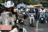 Pj Gubernur Jawa Barat Bey Machmudin (tengah) mengendarai motor listrik modifikasi  untuk mengikuti konvoi motor listrik saat acara West Java Festival 2024 di Gedung Sate, Bandung, Jawa Barat, Jumat (23/8/2024). Pemerintah Provinsi Jawa Barat menggelar konvoi motor listrik pada acara West Java Festival 2024 sebagai bagian kampanye mendukung program Percepatan Program Kendaraan Bermotor Listrik Berbasis Baterai (KBLBB) dengan tema Jabar Berseri Tanpa Emisi. ANTARA FOTO/Novrian Arbi/agr