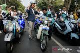 Pj Gubernur Jawa Barat Bey Machmudin (tengah) memakai helm untuk mengikuti konvoi motor listrik saat acara West Java Festival 2024 di Gedung Sate, Bandung, Jawa Barat, Jumat (23/8/2024). Pemerintah Provinsi Jawa Barat menggelar konvoi motor listrik pada acara West Java Festival 2024 sebagai bagian kampanye mendukung program Percepatan Program Kendaraan Bermotor Listrik Berbasis Baterai (KBLBB) dengan tema Jabar Berseri Tanpa Emisi. ANTARA FOTO/Novrian Arbi/agr