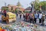 3.148 botol minuman keras dimusnahkan