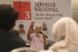 Akademisi Universitas Negeri Malang Ismail Lutfi memaparkan materi saat menjadi pembicara pada seminar nasional bertajuk Kediri: Napak Tulis Lintas Masa di Kediri, Jawa Timur, Jumat (23/8/2024). Seminar yang berupaya menggali sejarah kediri masa klasik hingga masa kolonial melalui tulisan pada sejumlah prasasti dan naskah kuno tersebut sebagai rangkaian kegiatan Konggres Epigrafi Nasional ke-3. ANTARA Jatim/Prasetia Fauzani/mas.