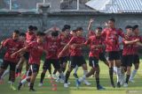 Pesepak bola Timnas U-17 Indonesia mengikuti sesi latihan di Lapangan Gelora Trisakti, Badung, Bali, Kamis (22/8/2024). Latihan tersebut merupakan persiapan Timnas U-17 Indonesia menghadapi Timnas U-17 India dalam laga uji coba di Stadion Kapten I Wayan Dipta, Gianyar pada Minggu (25/8). ANTARA FOTO/Nyoman Hendra Wibowo/wsj.