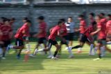 Pesepak bola Timnas U-17 Indonesia mengikuti sesi latihan di Lapangan Gelora Trisakti, Badung, Bali, Kamis (22/8/2024). Latihan tersebut merupakan persiapan Timnas U-17 Indonesia menghadapi Timnas U-17 India dalam laga uji coba di Stadion Kapten I Wayan Dipta, Gianyar pada Minggu (25/8). ANTARA FOTO/Nyoman Hendra Wibowo/wsj.