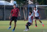 Pesepak bola Timnas U-17 Indonesia Zahaby Gholy (kiri) bersama Fandi Ahmad (kedua kiri) mengikuti sesi latihan di Lapangan Gelora Trisakti, Badung, Bali, Kamis (22/8/2024). Latihan tersebut merupakan persiapan Timnas U-17 Indonesia menghadapi Timnas U-17 India dalam laga uji coba di Stadion Kapten I Wayan Dipta, Gianyar pada Minggu (25/8). ANTARA FOTO/Nyoman Hendra Wibowo/wsj.