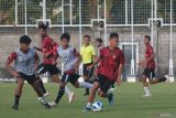 Pesepak bola Timnas U-17 Indonesia mengikuti sesi latihan di Lapangan Gelora Trisakti, Badung, Bali, Kamis (22/8/2024). Latihan tersebut merupakan persiapan Timnas U-17 Indonesia menghadapi Timnas U-17 India dalam laga uji coba di Stadion Kapten I Wayan Dipta, Gianyar pada Minggu (25/8). ANTARA FOTO/Nyoman Hendra Wibowo/wsj.