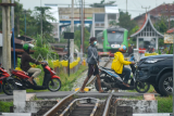 Perlintasan liar di jalur kereta api Padang