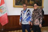 Pj Gubernur Jawa Timur Adhy Karyono (kanan) berbincang dengan Duta Besar Peru untuk Indonesia Luis Tsuboyama (kiri) saat berkunjung di Gedung Negara Grahadi, Surabaya, Jawa Timur, Jumat (23/8/2024). Kunjungan Dubes Peru tersebut dalam rangka membahas potensi kerja sama antara Jawa Timur dan Peru khususnya di bidang ekonomi, investasi dan perdagangan. ANTARA Jatim/Moch Asim/um.