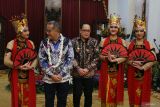 Pj Gubernur Jawa Timur Adhy Karyono (tengah) dan Duta Besar Peru untuk Indonesia Luis Tsuboyama (kedua kiri) berfoto dengan penari gandrung saat berkunjung di Gedung Negara Grahadi, Surabaya, Jawa Timur, Jumat (23/8/2024). Kunjungan Dubes Peru tersebut dalam rangka membahas potensi kerja sama antara Jawa Timur dan Peru khususnya di bidang ekonomi, investasi dan perdagangan. ANTARA Jatim/Moch Asim/um.