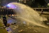 Polisi menyemprotkan water canon saat membubarkan pengunjuk rasa aksi menolak pengesahan revisi UU Pilkada di Jalan Gatot Subroto, depan kompleks Parlemen, Jakarta, Kamis (22/8/2024). Polisi membubarkan pengunjuk rasa di lokasi tersebut karena para pengunjuk rasa melewati batas waktu aksi yaitu pukul 18.00.ANTARA FOTO/Fauzan/Spt.