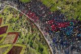 Foto udara massa melakukan unjuk rasa di depan gedung DPRD Kota Malang, Jawa Timur, Jumat (23/8/2024). Aksi yang dilakukan sekitar tiga ribu pengunjuk rasa gabungan mahasiswa dari berbagai perguruan tinggi dan pekerja itu untuk mengawal putusan Mahkamah Konstitusi (MK), menolak revisi UU Pilkada 2024 dan menuntut tragedi Kanjuruhan. Antara Jatim/Muhammad Mada/um