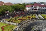 Foto udara massa melakukan unjuk rasa di depan gedung DPRD Kota Malang, Jawa Timur, Jumat (23/8/2024). Aksi yang dilakukan sekitar tiga ribu pengunjuk rasa gabungan mahasiswa dari berbagai perguruan tinggi dan pekerja itu untuk mengawal putusan Mahkamah Konstitusi (MK), menolak revisi UU Pilkada 2024 dan menuntut tragedi Kanjuruhan. Antara Jatim/Muhammad Mada/um