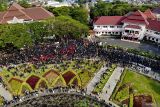 Foto udara massa melakukan unjuk rasa di depan gedung DPRD Kota Malang, Jawa Timur, Jumat (23/8/2024). Aksi yang dilakukan sekitar tiga ribu pengunjuk rasa gabungan mahasiswa dari berbagai perguruan tinggi dan pekerja itu untuk mengawal putusan Mahkamah Konstitusi (MK), menolak revisi UU Pilkada 2024 dan menuntut tragedi Kanjuruhan. Antara Jatim/Muhammad Mada/um