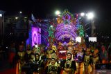 Peserta mengikuti Madiun Night Carnival di Kota Madiun, Jawa Timur, Jumat (23/8/2024). Karnaval dalam rangka memeriahkan HUT ke-79 Proklamasi Kemerdekaan RI bertema Pesona Nusantara tersebut diikuti ratusan peserta dan ditonton puluhan ribu warga. Antara Jatim/Siswowidodo/um 