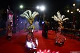 Peserta menampilkan tarian klasik kontemporer saat mengikuti Madiun Night Carnival di Kota Madiun, Jawa Timur, Jumat (23/8/2024). Karnaval dalam rangka memeriahkan HUT ke-79 Proklamasi Kemerdekaan RI bertema Pesona Nusantara tersebut diikuti ratusan peserta dan ditonton puluhan ribu warga. Antara Jatim/Siswowidodo/um 