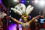 Peserta menampilkan tarian klasik kontemporer saat mengikuti Madiun Night Carnival di Kota Madiun, Jawa Timur, Jumat (23/8/2024). Karnaval dalam rangka memeriahkan HUT ke-79 Proklamasi Kemerdekaan RI bertema Pesona Nusantara tersebut diikuti ratusan peserta dan ditonton puluhan ribu warga. Antara Jatim/Siswowidodo/um 