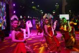 Peserta menampilkan tarian klasik kontemporer saat mengikuti Madiun Night Carnival di Kota Madiun, Jawa Timur, Jumat (23/8/2024). Karnaval dalam rangka memeriahkan HUT ke-79 Proklamasi Kemerdekaan RI bertema Pesona Nusantara tersebut diikuti ratusan peserta dan ditonton puluhan ribu warga. Antara Jatim/Siswowidodo/um 