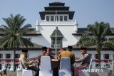 Pj Gubernur Jawa Barat Bey Machmudin (kanan) memberikan nasihat kepada salah satu pasangan saat acara nikah massal di depan Gedung Sate, Bandung, Jawa Barat, Sabtu (24/8/2024). Pemerintah Provinsi Jawa Barat Jabar memberikan fasilitas pernikahan dan pencatatan nikah bagi 37 pasangan dari beberapa daerah di Jawa Barat dalam rangkaian West Java Festival 2024. ANTARA FOTO/Novrian Arbi/agr
