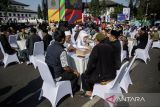 Sejumlah pasangan menulis administrasi usai pelaksanaan akad saat acara nikah massal di depan Gedung Sate, Bandung, Jawa Barat, Sabtu (24/8/2024). Pemerintah Provinsi Jawa Barat Jabar memberikan fasilitas pernikahan dan pencatatan nikah bagi 37 pasangan dari beberapa daerah di Jawa Barat dalam rangkaian West Java Festival 2024. ANTARA FOTO/Novrian Arbi/agr
