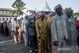 Sejumlah pasangan berbaris untuk melaksanakan akad saat acara nikah massal di depan Gedung Sate, Bandung, Jawa Barat, Sabtu (24/8/2024). Pemerintah Provinsi Jawa Barat Jabar memberikan fasilitas pernikahan dan pencatatan nikah bagi 37 pasangan dari beberapa daerah di Jawa Barat dalam rangkaian West Java Festival 2024. ANTARA FOTO/Novrian Arbi/agr
