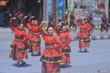 Peserta mengikuti Situbondo Ethnic Festival (SEF) ke-3 di Situbondo, Jawa Timur, Sabtu (24/8/2024). SEF 2024 mengusung tema Ritus Inspires The Dance, menampilkan kesenian tari tradisional oleh 3.000 peserta dari 17 kecamatan di Kabupaten Situbondo. Antara Jatim/Seno/mas.