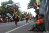 Peserta mengikuti Situbondo Ethnic Festival (SEF) ke-3 di Situbondo, Jawa Timur, Sabtu (24/8/2024). SEF 2024 mengusung tema Ritus Inspires The Dance, menampilkan kesenian tari tradisional oleh 3.000 peserta dari 17 kecamatan di Kabupaten Situbondo. Antara Jatim/Seno/mas.