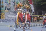 Peserta mengikuti Situbondo Ethnic Festival (SEF) ke-3 di Situbondo, Jawa Timur, Sabtu (24/8/2024). SEF 2024 mengusung tema Ritus Inspires The Dance, menampilkan kesenian tari tradisional oleh 3.000 peserta dari 17 kecamatan di Kabupaten Situbondo. Antara Jatim/Seno/mas.