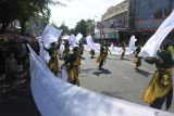 Peserta mengikuti Situbondo Ethnic Festival (SEF) ke-3 di Situbondo, Jawa Timur, Sabtu (24/8/2024). SEF 2024 mengusung tema Ritus Inspires The Dance, menampilkan kesenian tari tradisional oleh 3.000 peserta dari 17 kecamatan di Kabupaten Situbondo. Antara Jatim/Seno/mas.