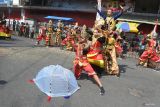 Peserta mengikuti Situbondo Ethnic Festival (SEF) ke-3 di Situbondo, Jawa Timur, Sabtu (24/8/2024). SEF 2024 mengusung tema Ritus Inspires The Dance, menampilkan kesenian tari tradisional oleh 3.000 peserta dari 17 kecamatan di Kabupaten Situbondo. Antara Jatim/Seno/mas.