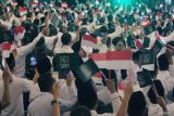 Peserta membawa bendera merah putih dan bendera PKB saat pembukaan Muktamar VI Partai Kebangkitan Bangsa (PKB) di Bali Nusa Dua Convention Center (BNDCC), Badung, Bali, Sabtu (24/8/2024). Muktamar tersebut mengusung tema PKB Solusi Bangsa yang berlangsung pada 24-25 Agustus 2024. ANTARA FOTO/Nyoman Hendra Wibowo/wsj.