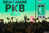 Ketua Umum Partai Kebangkitan Bangsa (PKB) Muhaimin Iskandar (kanan) menyampaikan sambutan saat pembukaan Muktamar VI Partai Kebangkitan Bangsa (PKB) di Bali Nusa Dua Convention Center (BNDCC), Badung, Bali, Sabtu (24/8/2024). Muktamar tersebut mengusung tema PKB Solusi Bangsa yang berlangsung pada 24-25 Agustus 2024. ANTARA FOTO/Nyoman Hendra Wibowo/wsj.